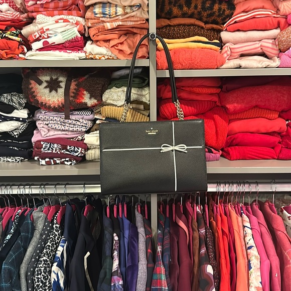 kate spade Handbags - Kate Spade black with white bow pebbled leather shoulder/crossbody bag